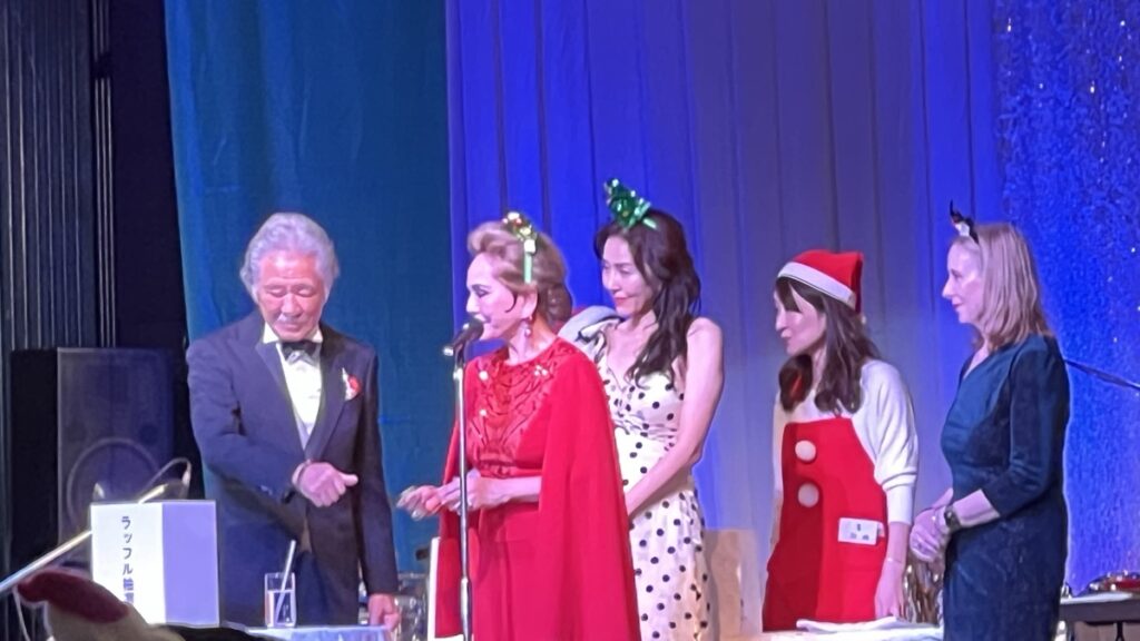 ステージでは抽選会やパフォーマンスが行われ、会場は大きな盛り上がりを見せていました。