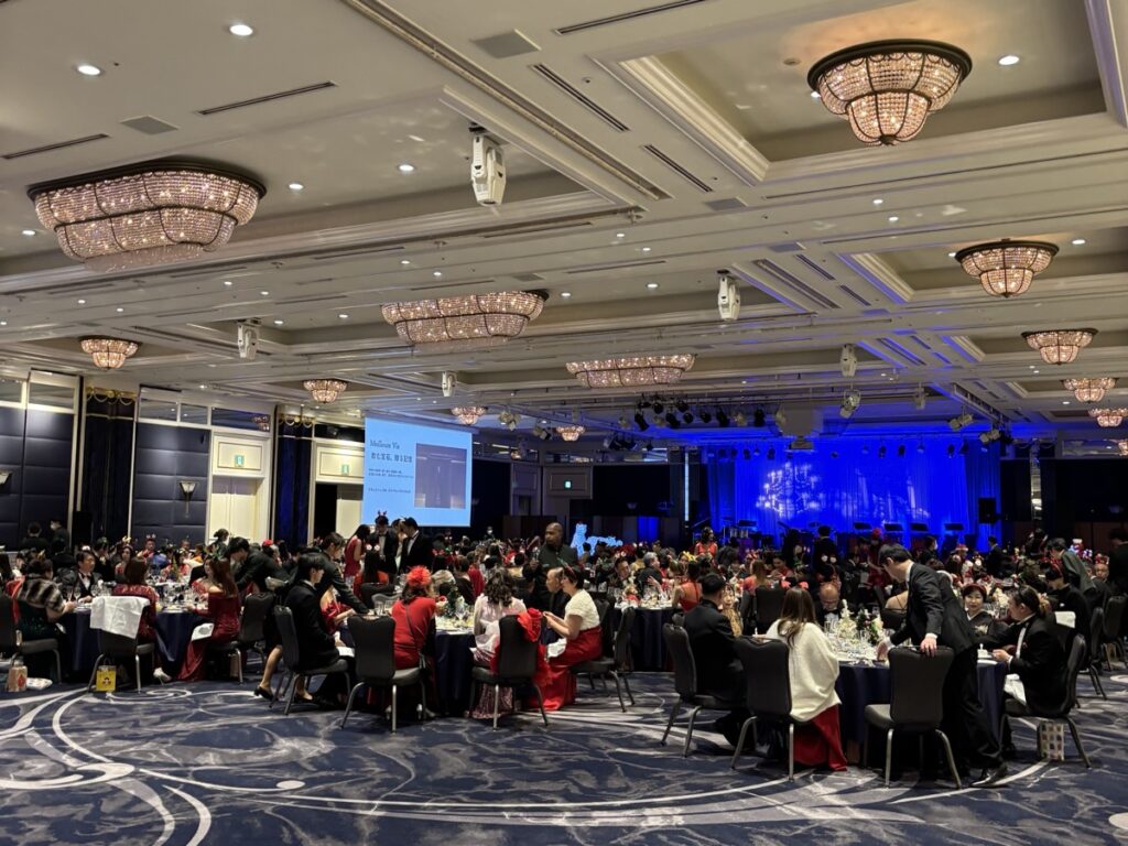 会場全体の様子。多くの参加者でにぎわう華やかな空間でした。